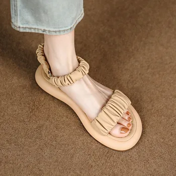 2023 Летни дамски сандали, дизайнерски сандали на платформа с плиссированным каишка на сандали на равна подметка с отворени пръсти, сандали от мека кожа от микрофибър