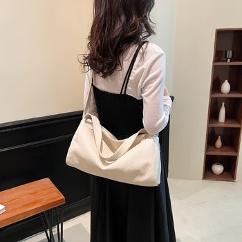 Една проста ежедневна дамска чанта-тоут от изкуствена кожа голям капацитет, популярните модни дамски чанти през рамо с едно рамо