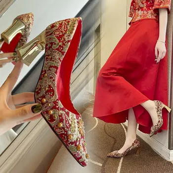 Пролетно новост 2023 г., модни тъканни обувки на висок ток с остър пръсти и червени нитове за Булката, китайски тънки метални обувки за брак, дамски обувки